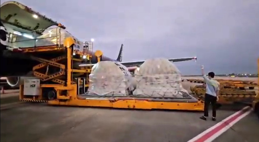 Hàng cứu trợ quốc tế ASEAN tại sân bay Nội Bài