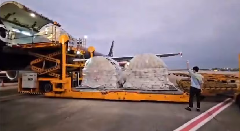 Hàng cứu trợ quốc tế ASEAN tại sân bay Nội Bài