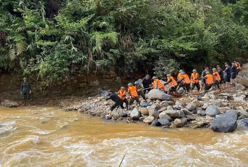 Công tác tìm kiếm cứu nạn những người mất tích vẫn đang được tiếp tục thực hiện