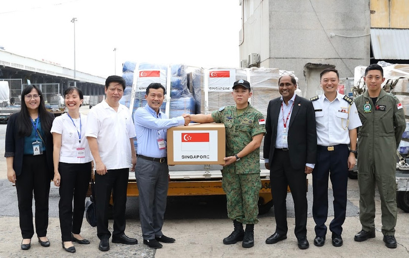 Bộ NN&amp;PTNT tiếp nhận hàng viện trợ khẩn cấp của Chính phủ Singapore