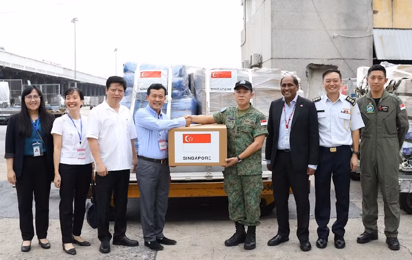 Bộ NN&amp;PTNT tiếp nhận hàng viện trợ khẩn cấp của Chính phủ Singapore