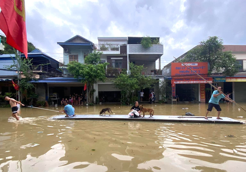 Người dân tìm cách di chuyển an toàn trong lũ