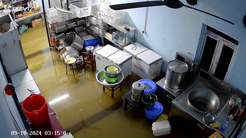 Nước lũ tràn vào nhà dân lúc rạng sáng