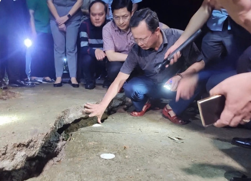 Những vết nứt lớn và sâu xuất hiện tại phường Quang Hanh, Cẩm Phả, Quảng Ninh