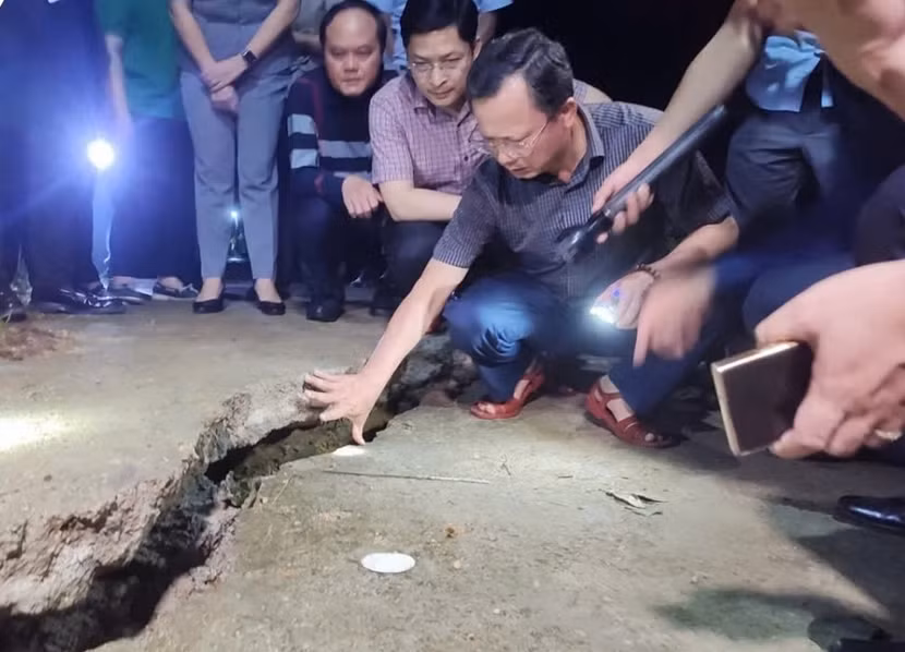 Những vết nứt lớn và sâu xuất hiện tại phường Quang Hanh, Cẩm Phả, Quảng Ninh