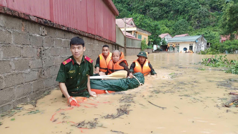 Lực lượng chức năng tại các huyện bị ảnh hưởng tại Lạng Sơn vẫn đang nỗ lực giúp dân