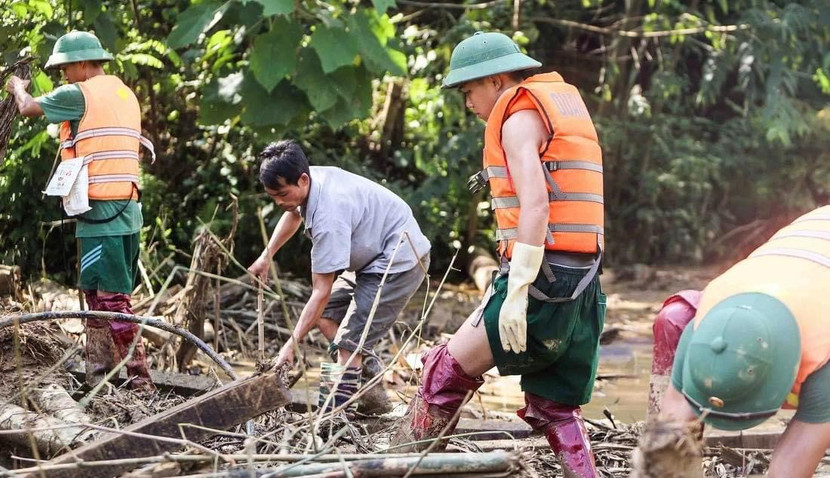 Lực lượng chức năng nỗ lực tìm kiếm người mất tích do sạt lở ở Lào Cai Lực lượng chức năng nỗ lực tìm kiếm người mất tích do sạt lở ở Lào Cai