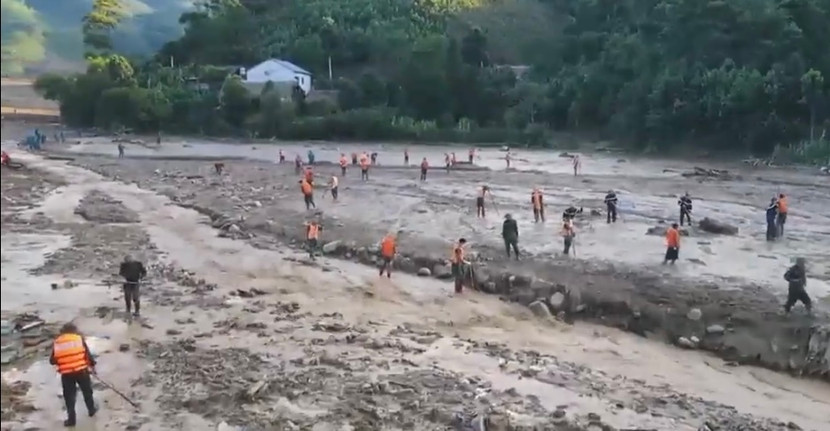 Hàng trăm người được huy động tìm kiếm nạn nhân mất tích