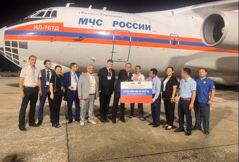Việt Nam tiếp nhận hàng viện trợ của Liên Bang Nga tại sân bay Nội Bài