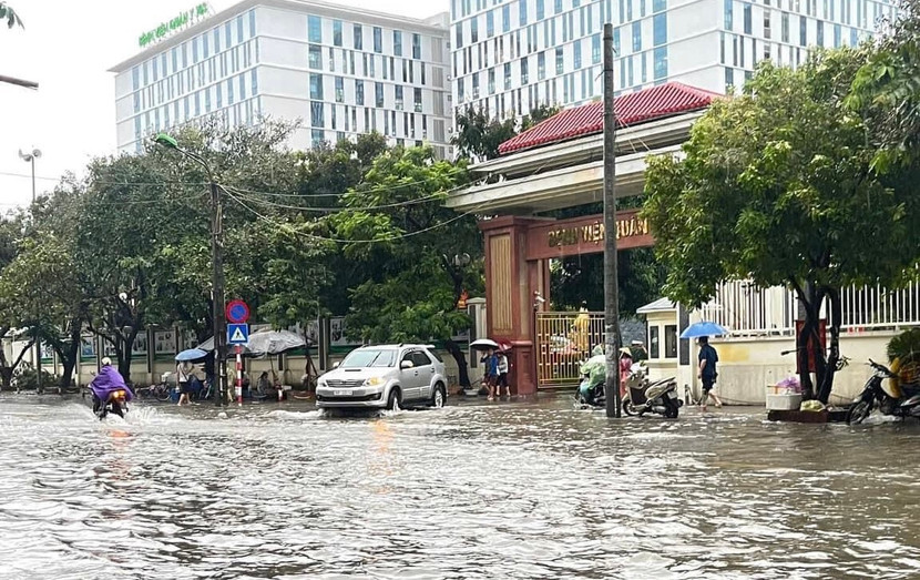 Trước cổng Bệnh viện Quân y 103