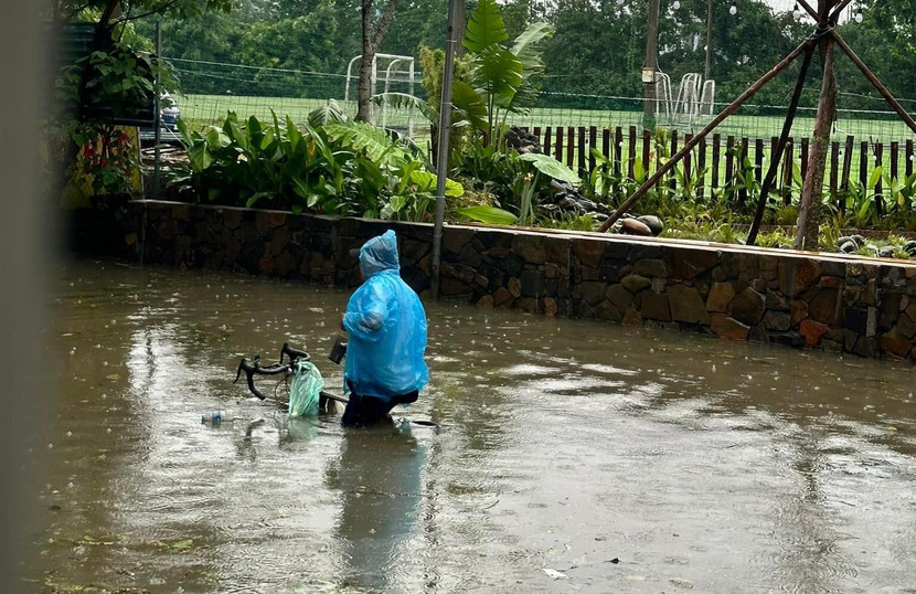 Người dân tại Văn Quán đi lại khó khăn
