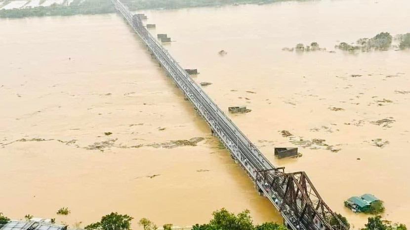 Lũ trên sông Hồng đang dâng rất cao