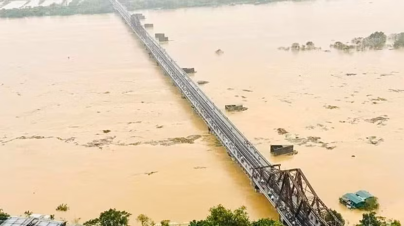 Lũ trên sông Hồng đang dâng rất cao