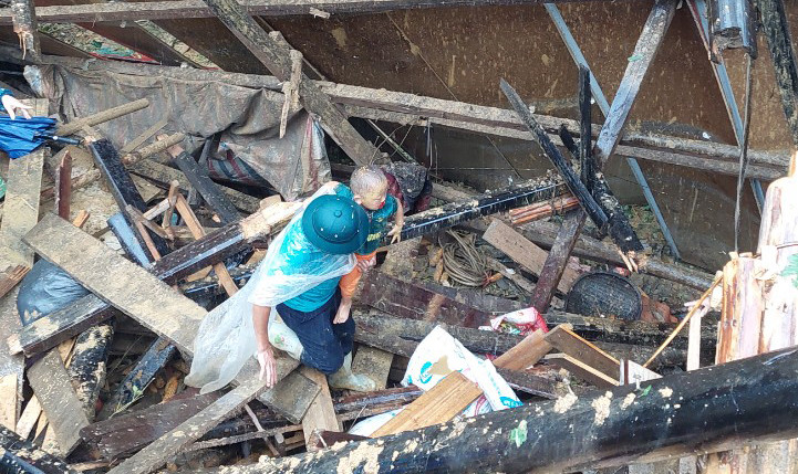 Cháu bé còn sống sót được cứu khỏi đống đổ nát