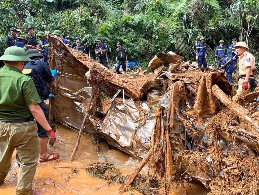 Lực lượng chức năng trục vớt xác xe khách và tìm kiếm thi thể nạn nhân mất tích