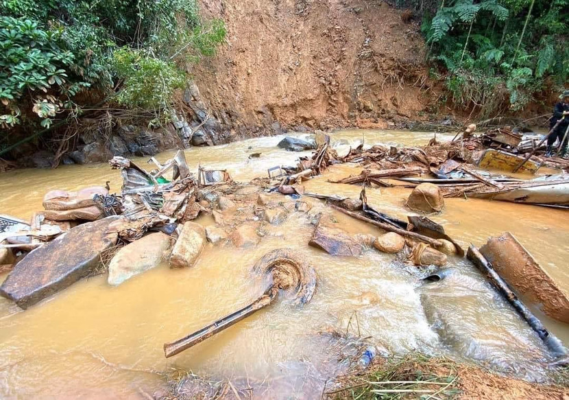 Chiếc xe nát nát vụn thành từng mảnh