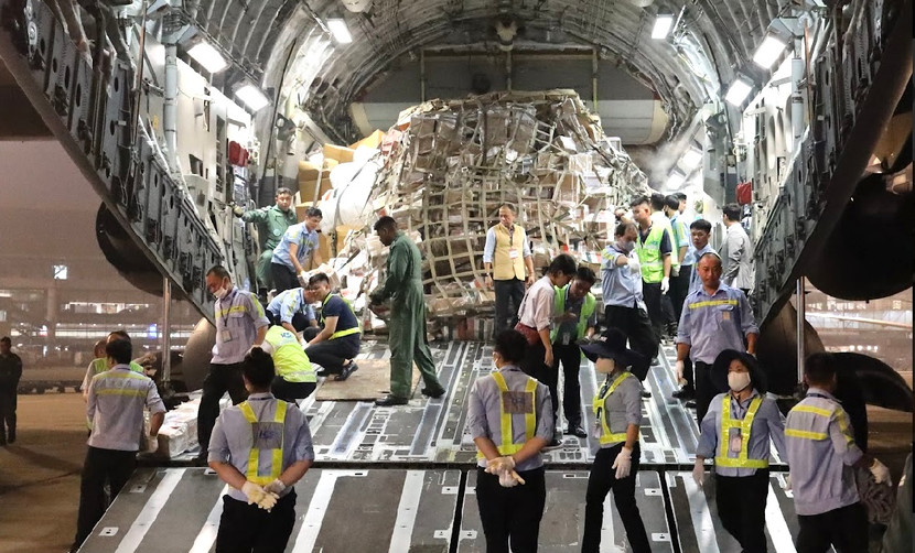 Hàng hoá cứu trợ của Chính phủ Ấn Độ đã đến sân bay Nội Bài