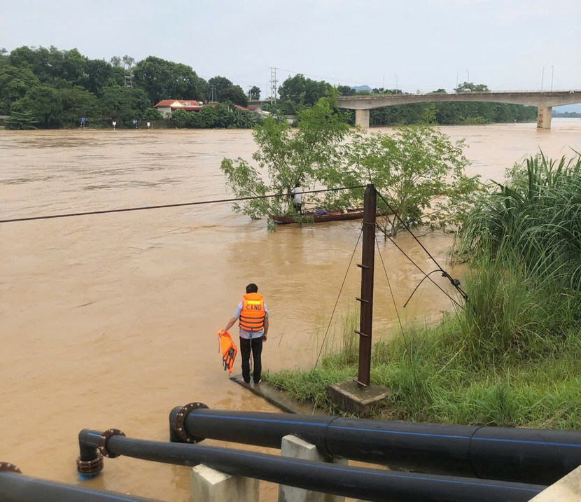 Người đàn ông may mắn bám được vào cây giữa dòng nước lũ và được cứu sau đó Người đàn ông may mắn bám được vào cây giữa dòng nước lũ và được cứu sau đó