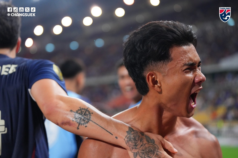 Suphanat ăn mừng khi ghi "bàn thắng vàng" cho Thái Lan (Ảnh: Changsuek)
