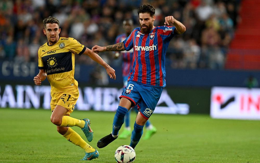 Pau FC (vàng) bất ngờ giành 1 điểm trước đội đầu bảng Caen