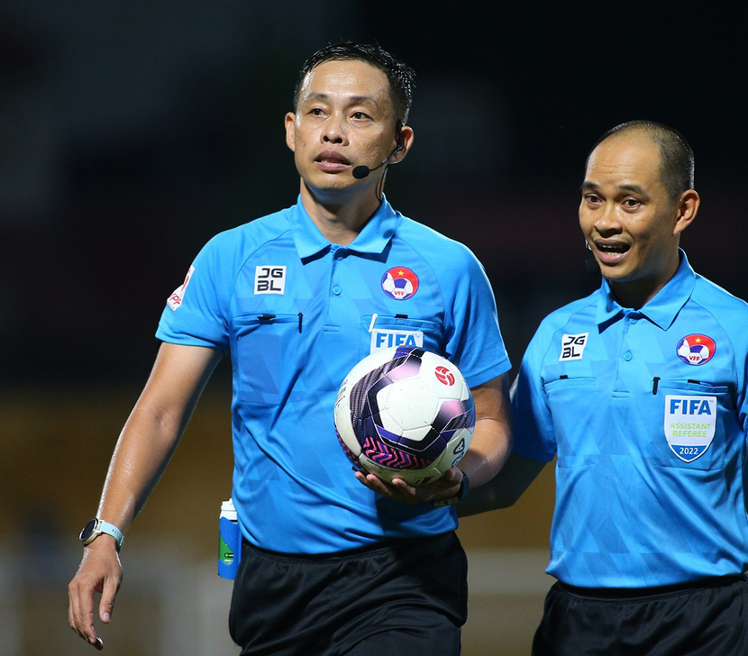 Trọng tài Ngô Duy Lân (trái)