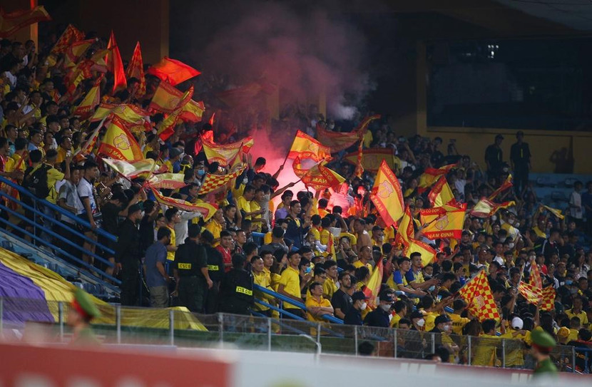 CĐV Nam Định lại đốt pháo sáng trên sân Hàng Đẫy CĐV Nam Định lại đốt pháo sáng trên sân Hàng Đẫy