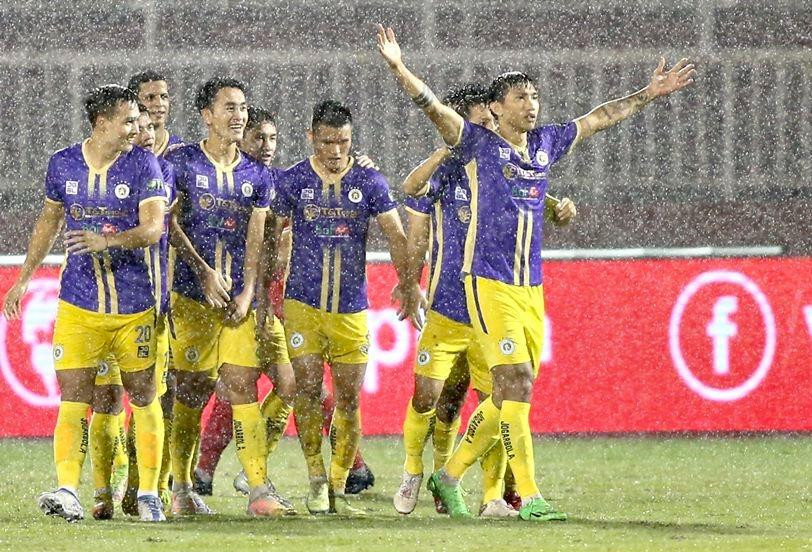 Hà Nội FC tạo ra cơn mưa bàn thắng vào lưới CLB TP.HCM dưới cơn mưa ở sân Thống Nhất (Ảnh: VNN)