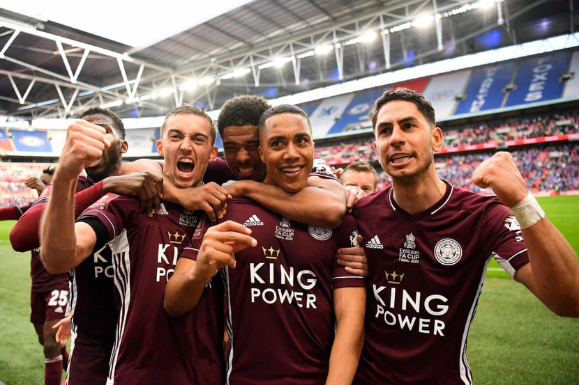 Tielemans (thứ 2 từ phải qua) sau pha ghi bàn để đời Tielemans (thứ 2 từ phải qua) sau pha ghi bàn để đời