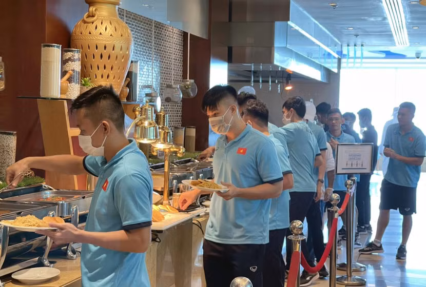 Các tuyển thủ Việt Nam dùng bữa trưa tại khách sạn