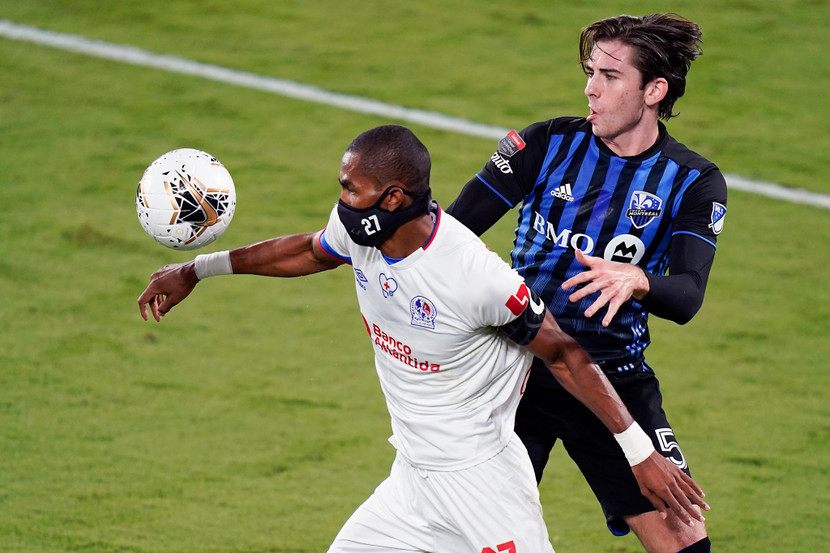 Jerry Bengtson đeo khẩu trang với số áo 27 được in lên