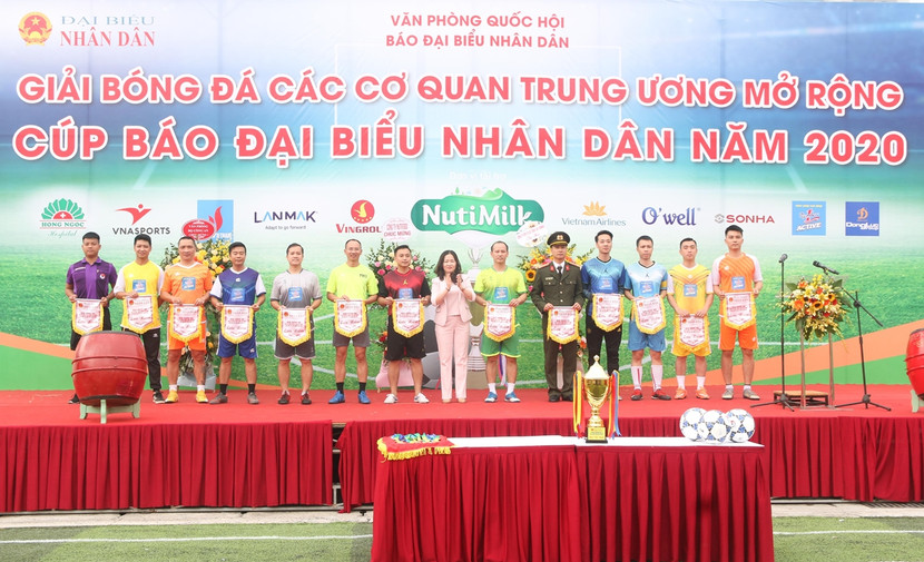 Trưởng ban Tổ chức giải đấu, Phó Tổng biên tập Báo Đại biểu Nhân dân Phạm Thị Thanh Huyền tặng cờ lưu niệm cho đại diện các đội bóng dự giải