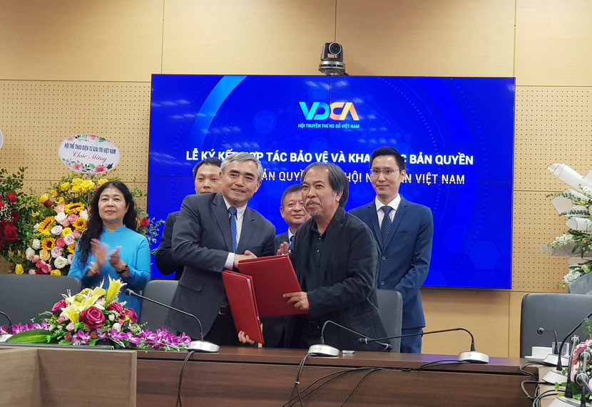 Ông Nguyễn Quang Thiều - Chủ tịch Hội nhà văn Việt Nam (phải) ký kết hợp tác với Trung tâm Bản quyền số Ông Nguyễn Quang Thiều - Chủ tịch Hội nhà văn Việt Nam (phải) ký kết hợp tác với Trung tâm Bản quyền số