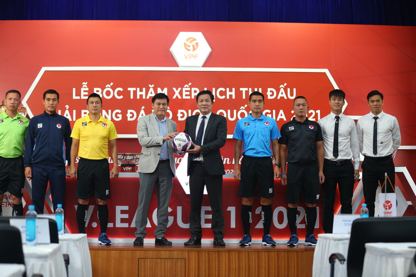 Đại diện VPF và Động Lực cùng bóng thi đấu mới và trang phục trọng tài mới, tại Lễ bốc thăm xếp lịch Giải bóng đá VĐQG 2021 chiều 12-12 Đại diện VPF và Động Lực cùng bóng thi đấu mới và trang phục trọng tài mới, tại Lễ bốc thăm xếp lịch Giải bóng đá VĐQG 2021 chiều 12-12
