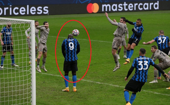 Pha bóng vô duyên của Lukaku