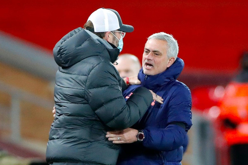 HLV Mourinho (phải) và HLV Jurgen Klopp sau trận