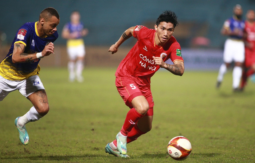 Văn Hậu (phải) là cầu thủ thi đấu nhiều nhất trong đội hình Công an Hà Nội