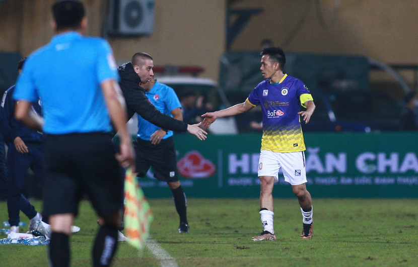 Văn Quyết lập cú đúp cho Hà Nội FC