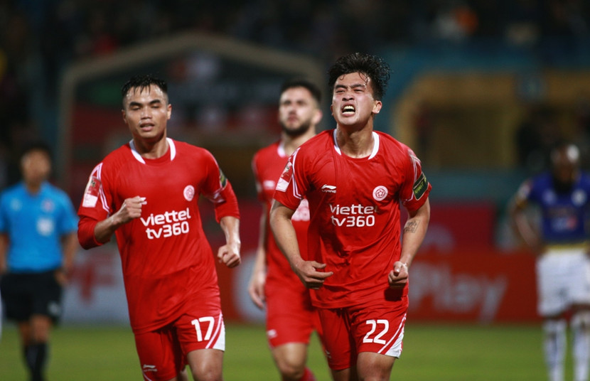 Danh Trung (số 22) gỡ hòa cho Viettel Danh Trung (số 22) gỡ hòa cho Viettel