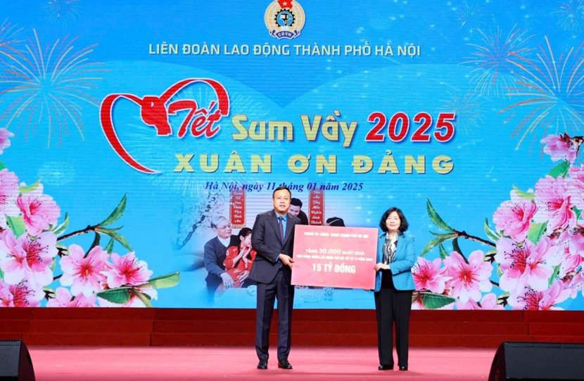 Ủy viên Bộ Chính trị, Bí thư Thành ủy Hà Nội Bùi Thị Minh Hoài trao bảng biểu trưng tặng 30.000 suất quà cho công nhân lao động Thủ đô Ủy viên Bộ Chính trị, Bí thư Thành ủy Hà Nội Bùi Thị Minh Hoài trao bảng biểu trưng tặng 30.000 suất quà cho công nhân lao động Thủ đô