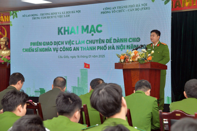 Đại tá Dương Đức Hải, Phó Giám đốc CATP Hà Nội phát biểu tại phiên giao dịch