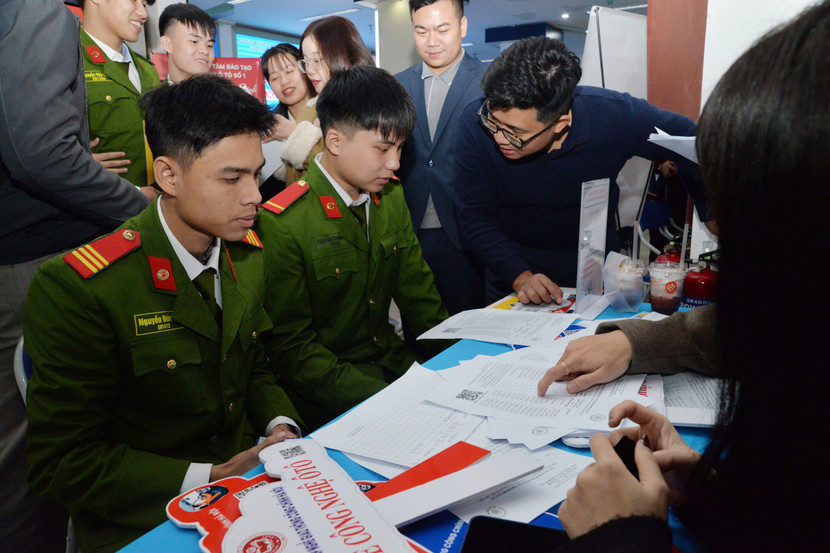 Phiên giao dịch việc làm thu hút đông đảo chiến sĩ Công an chuẩn bị xuất ngũ tham dự