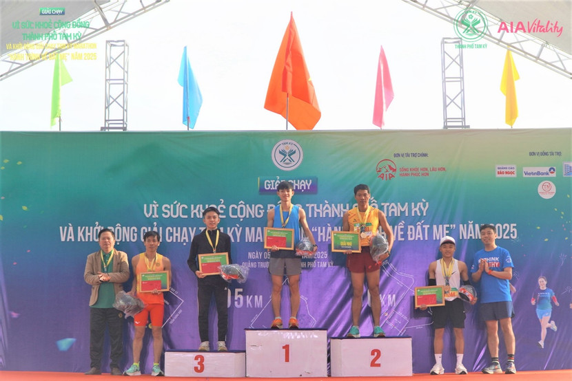 Ban Tổ chức trao thưởng cho các vận động viên đoạt giải