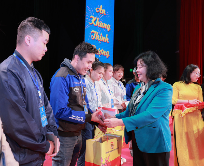 Bí thư Thành ủy Hà Nội Bùi Thị Minh Hoài trao quà cho người lao động Bí thư Thành ủy Hà Nội Bùi Thị Minh Hoài trao quà cho người lao động