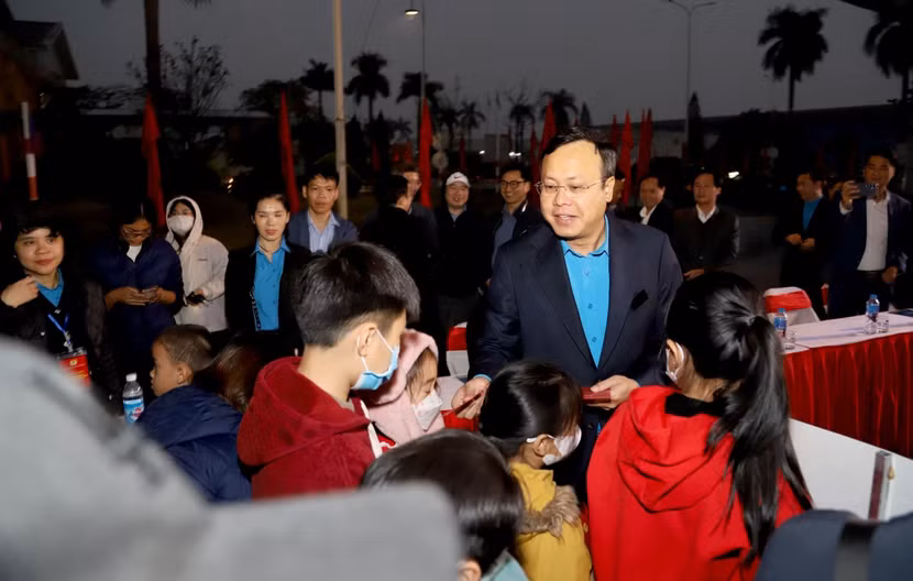 Chủ tịch Liên đoàn Lao động thành phố Hà Nội lì xì cho gia đình công nhân lao động