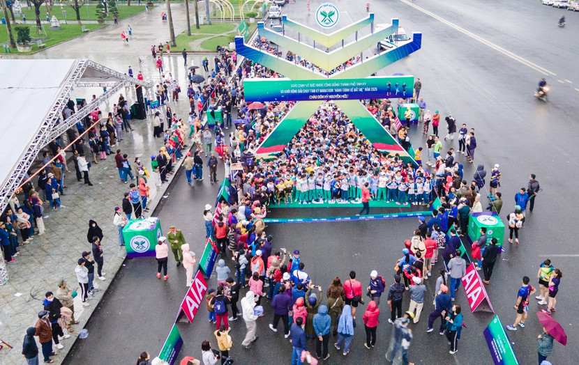 Hơn 2.000 vận động viên đã hội tụ tại Quảng trường 24/3 tham gia sự kiện Giải chạy Vì Sức Khỏe Cộng Đồng