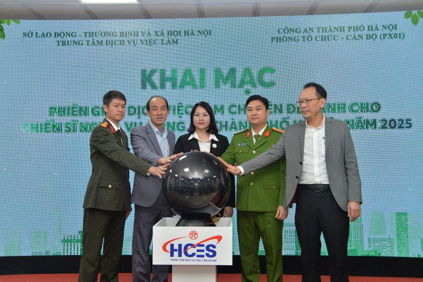 Các đại biểu bấm chuông khai mạc phiên giao dịch việc làm chuyên đề dành cho chiến sĩ nghĩa vụ CATP Hà Nội năm 2025