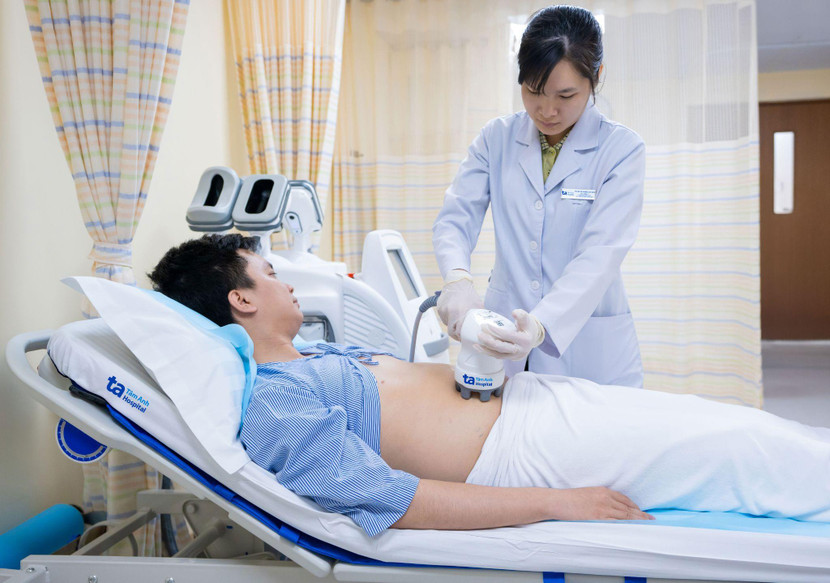 Nhiều người trẻ đến Trung tâm Giảm cân Tâm Anh đăng ký giảm mỡ bụng, bắp tay, đùi, lưng, nọng cằm… bằng công nghệ cao đông hủy mỡ ở nhiệt lạnh âm 5 đến âm 10 độ C. Đây là phương pháp giảm mỡ không xâm lấn, không đau, hiệu quả nhanh.