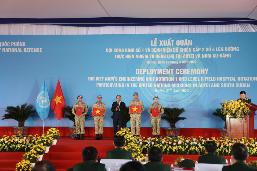 Chủ tịch nước Nguyễn Xuân Phúc trao quyết định và quốc kỳ cho Đội Công binh số 1 và Bệnh viện dã chiến cấp 2 số 4 Chủ tịch nước Nguyễn Xuân Phúc trao quyết định và quốc kỳ cho Đội Công binh số 1 và Bệnh viện dã chiến cấp 2 số 4