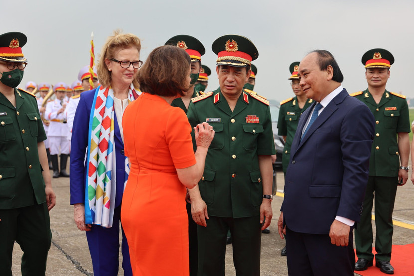 Chủ tịch nước Nguyễn Xuân Phúc và Đại tướng Phan Văn Giang, Bộ trưởng Bộ Quốc phòng trao đổi với các chuyên gia của Liên hợp quốc và đại diện các tổ chức quốc tế tại Việt Nam tham dự buổi lễ. Chủ tịch nước Nguyễn Xuân Phúc và Đại tướng Phan Văn Giang, Bộ trưởng Bộ Quốc phòng trao đổi với các chuyên gia của Liên hợp quốc và đại diện các tổ chức quốc tế tại Việt Nam tham dự buổi lễ.