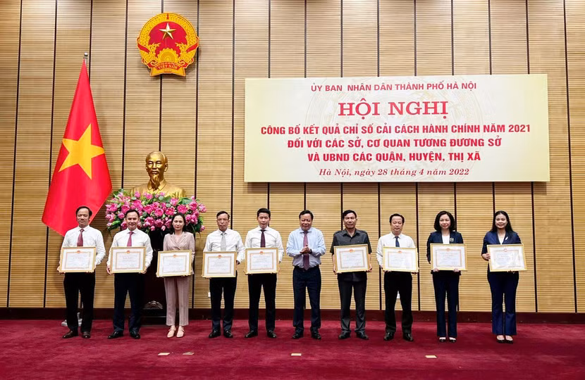 Phó Bí thư Thành ủy Nguyễn Văn Phong trao bằng khen tặng các tập thể có thành tích xuất sắc Phó Bí thư Thành ủy Nguyễn Văn Phong trao bằng khen tặng các tập thể có thành tích xuất sắc